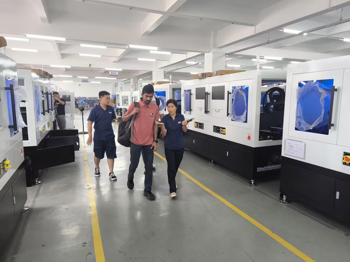 Xinhua Intelligent welcomed two distinguished Indian customers to the factory to see the pre-roll machines.